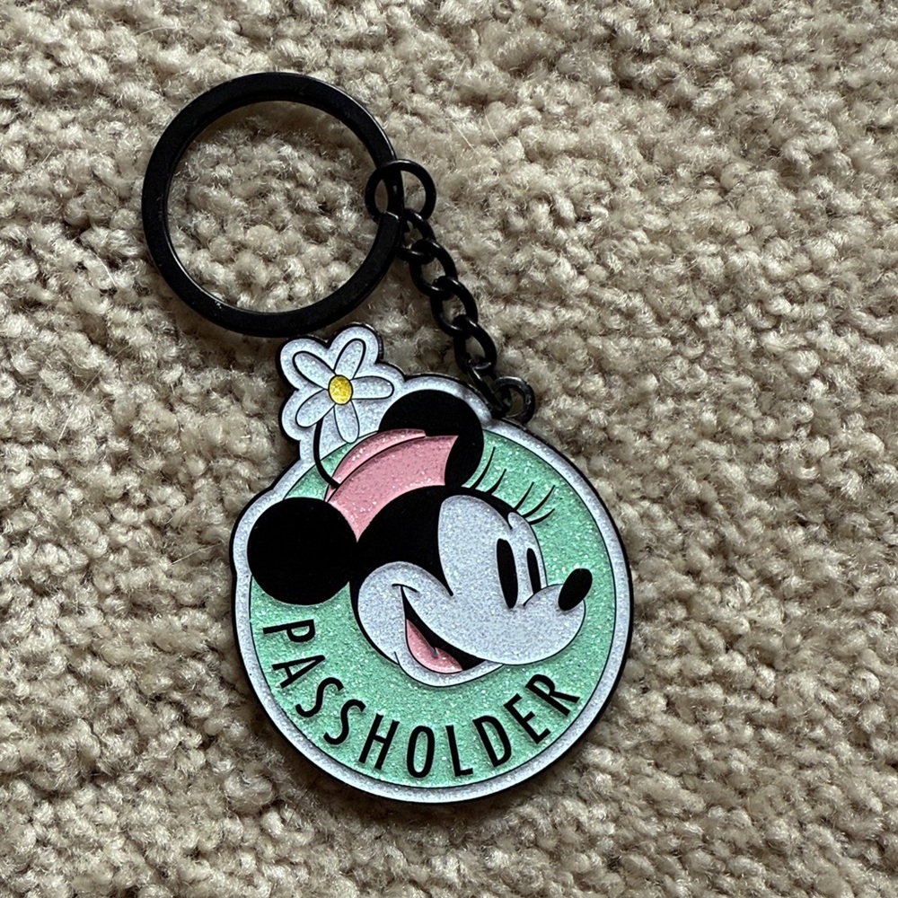 NWOT Disney Minnie Mouse Passholder Keychain